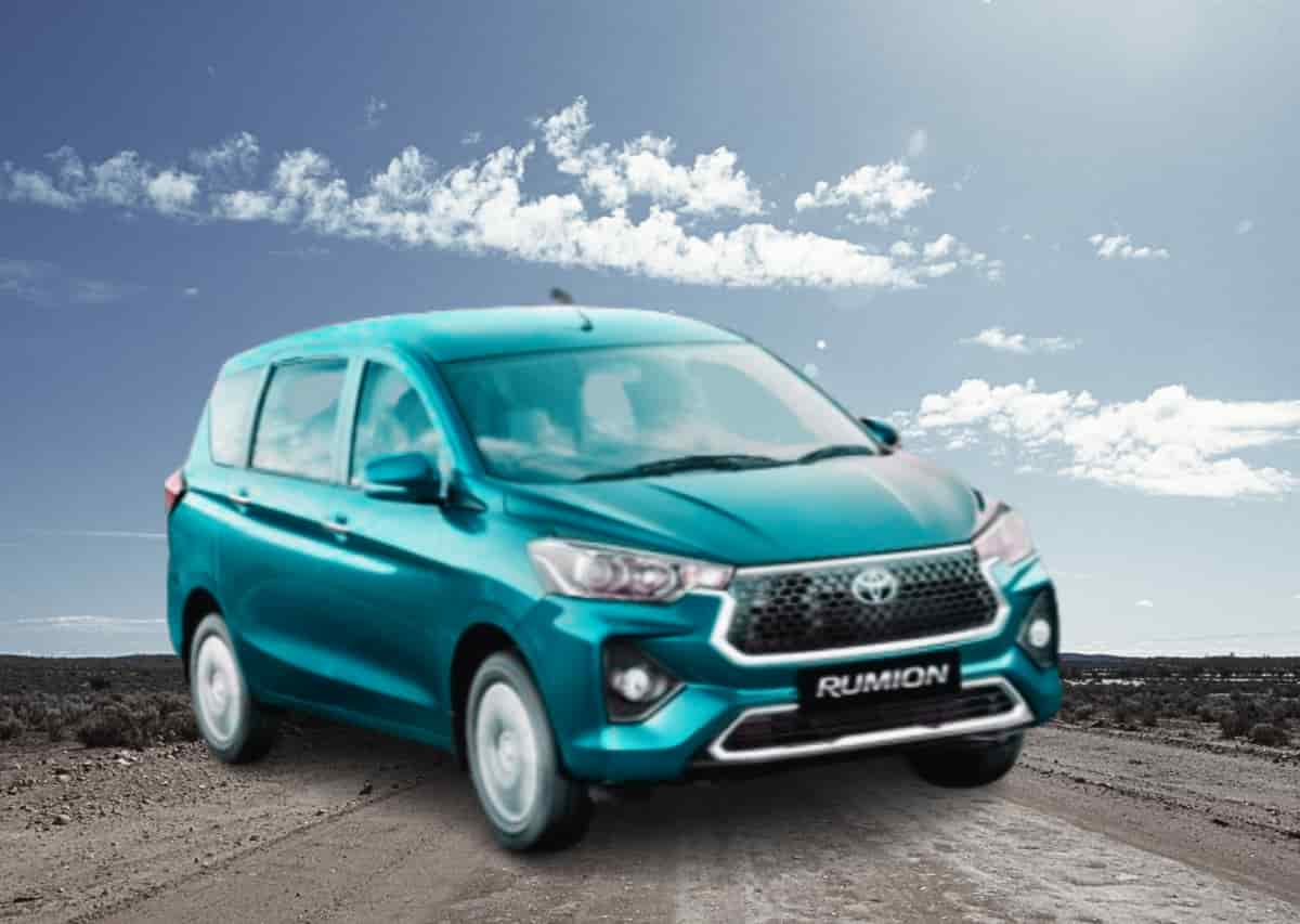 Toyota Rumion MPV : टोयोटा रुमियन अपने बेहतरीन माइलेज से पन्गा ले रही मारुती सुजुकी की एर्टिगा से , पावरफुल इंजन के साथ 27 का माइलेज भी देती है